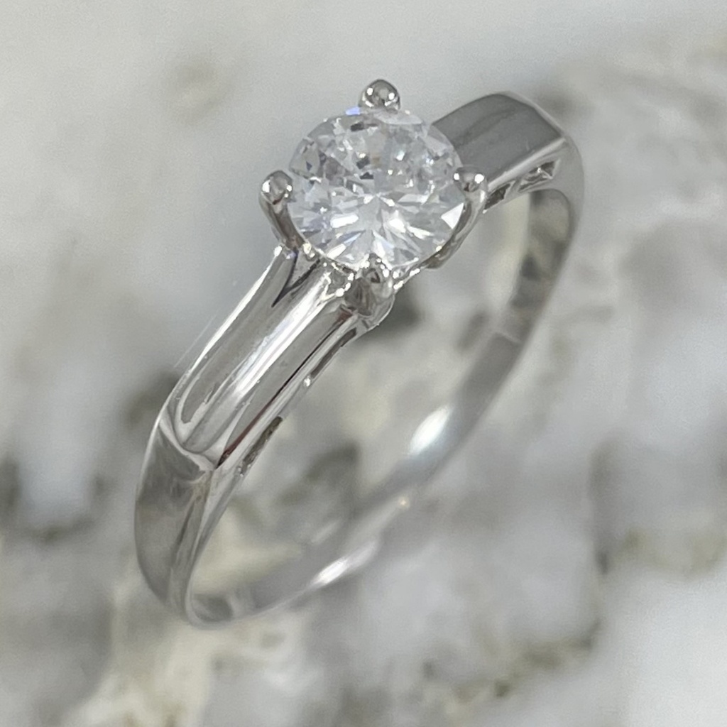  Visos Solitaire Ring