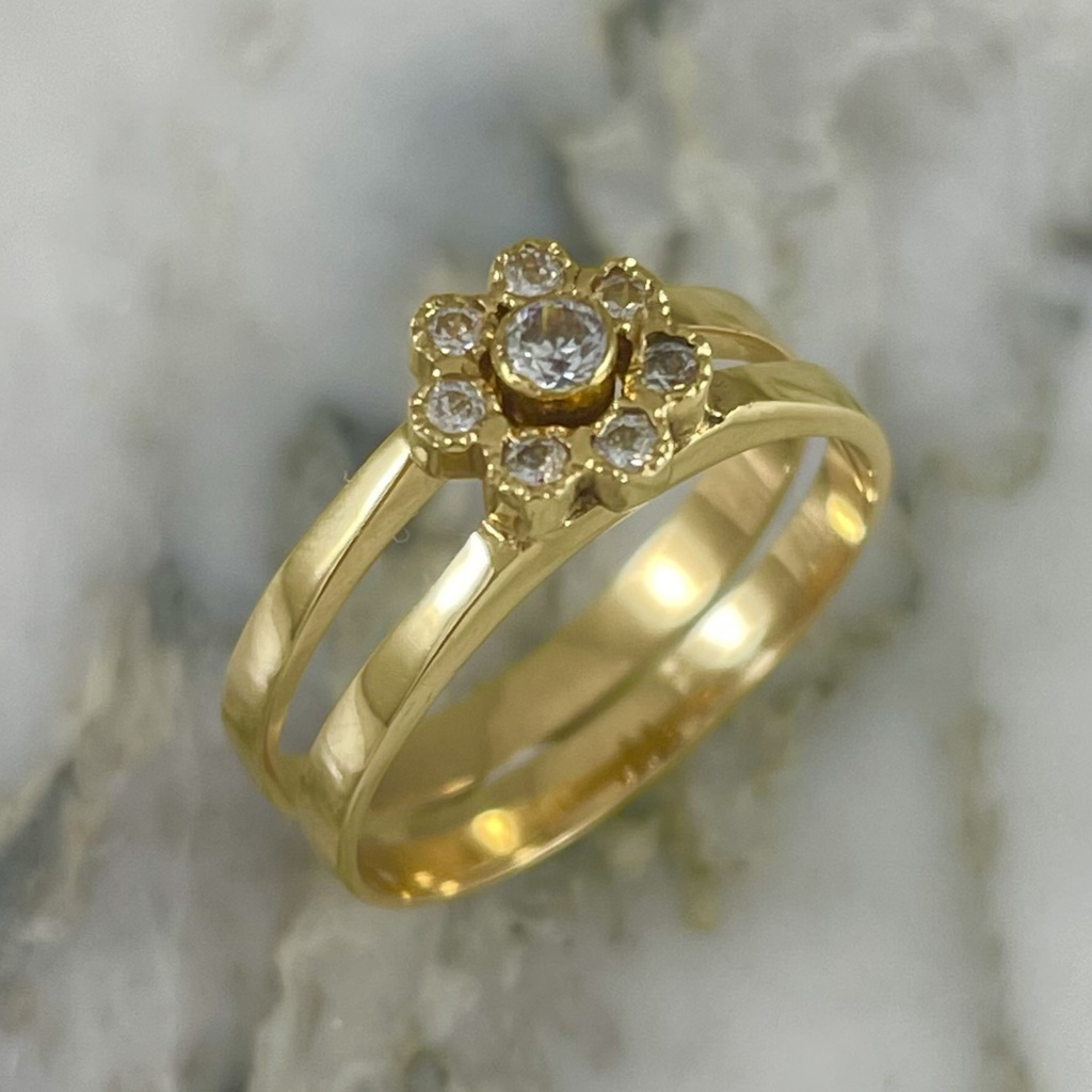 Embedded Flower Step On Ring