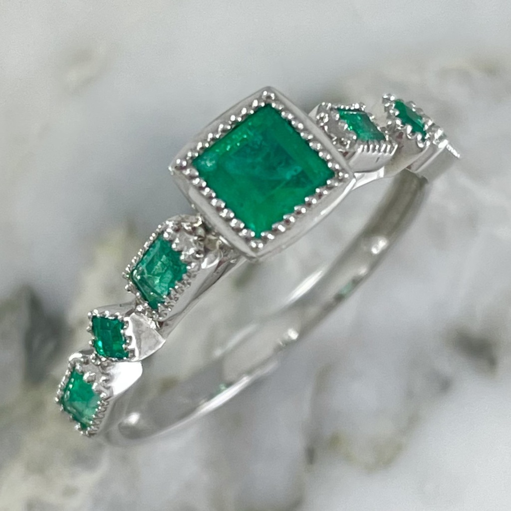  Emerald Ring Figures And Diamonds