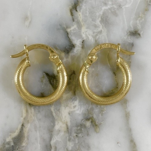 Victoria Fine Closed Twist Hoop